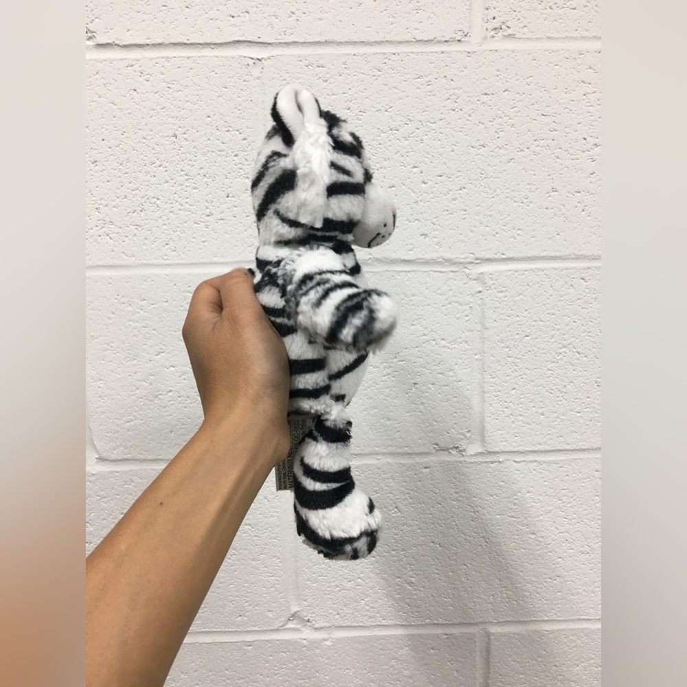 Kinder white tiger